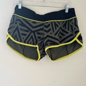 Lululemon Speed Short Size 10 Chevron Shuffle
Fatigue Green | Split Pea | Black